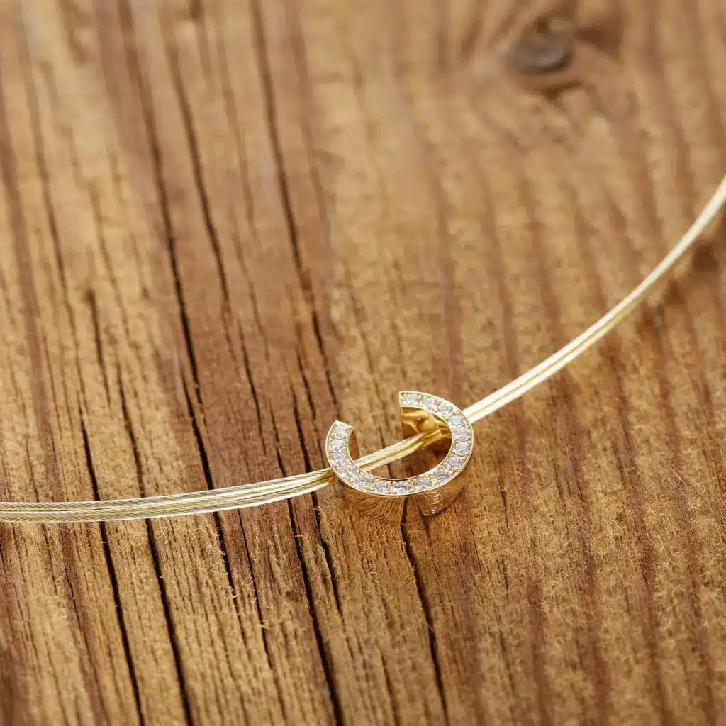 Goldene Halskette mit Diamanten aus der eigenen Kollektion